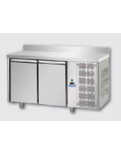 Tavolo Refrigerato GN 1/1 con 2 porte e piano in Acciaio Inox con alzatina 100 mm, cm 142x70x95h