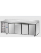 Tavolo Refrigerato, 4 porte, piano in Acciaio Inox, alzatina 100 mm e gruppo motore a sx cm 232x70x95h