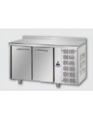 Tavolo Refrigerato GN 1/1 a temperatura normale con 2 porte e piano in Acciaio Inox con alzatina 100 mm, cm 142x70x95h