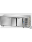 Tavolo Refrigerato GN 1/1 a temperatura normale con 4 porte e piano in Acciaio Inox con alzatina 100 mm, cm 232x70x95h