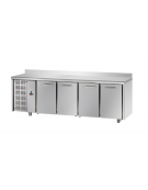 Tavolo Refrigerato a temp. normale, 4 porte, piano in Acciaio Inox, alzatina 100 mm e gruppo motore a sx cm 232x70x95h