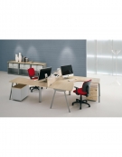 Scrivania Workstation a L con gambe a cavalletto da cm. 160 con classificatore